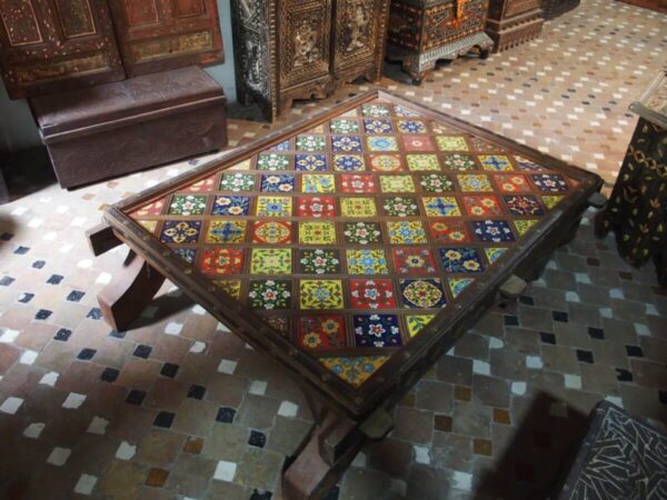 Tavolino in legno e ceramica della Valle del Rif - Antiquariato del Marocco