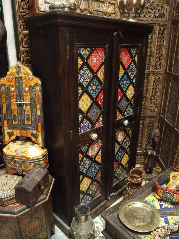 Armadio in cedro con inserti in ceramica - Antiquariato Marocchino online