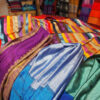 Sciarpe in agave di diversi colori e copriletto in agave e velluto- shop online tessuti del Marocco
